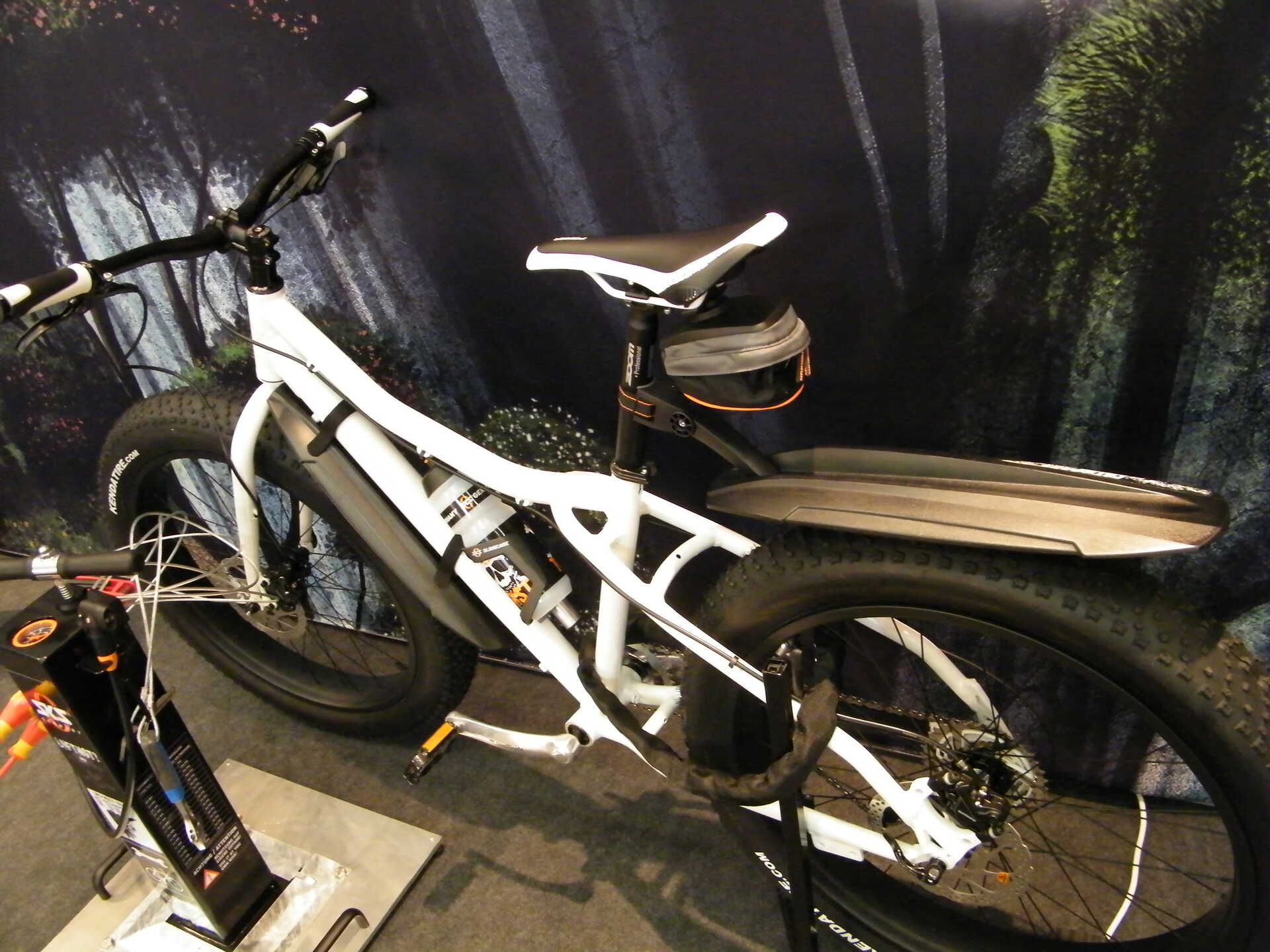 https://www.bike-center-schreiber.de/wp-content/uploads/2015/08/SKS-GERMANY-Z.E.G-Show-2016-Neuheiten-Neu-Fatbike-e-Bike-Standpumpe-Schutzblech-Spritzblech-Mudguard-Radschutz-Fahrradschutzblech-MTB-Bike-Steckschutzblech-1.jpg