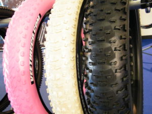 VEE Tire Co Neuheiten 2016 Z.E.G Show Fatbike, E Fatbikes, Pedelec Reifen Extrem breite Reifen Pink