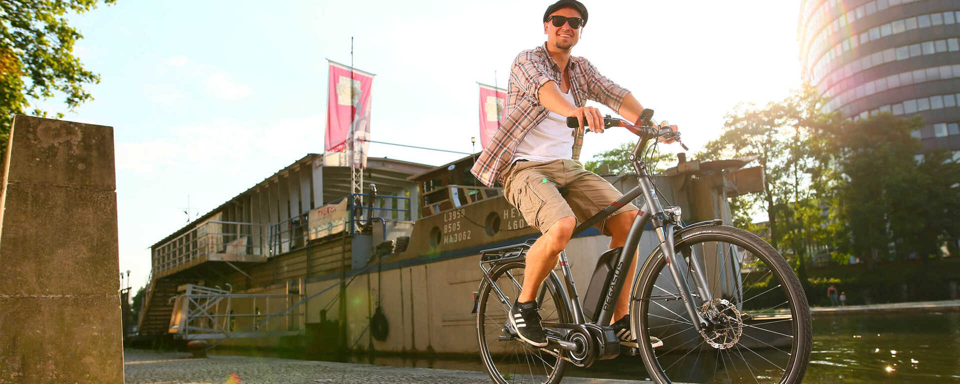 Mann fährt auf einem Pegasus E-Bike durch die Stadt