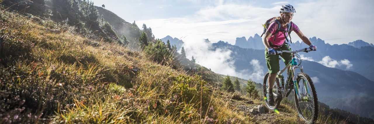 Mountainbike kaufen Mountainbike Fahrer in den Bergen