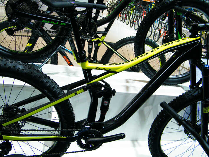 BULLS-Wild-RONIN-1-Vollgefedertes-Mountainbike-Messeneuheit-2017-2 Bulls Mountainbike in Schwarz/Gelb auf dem Messestand