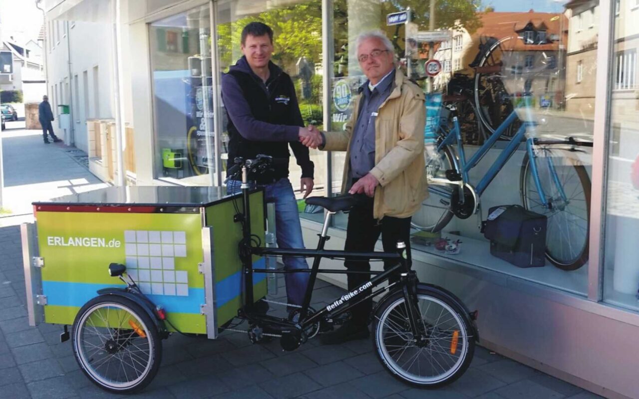 Herr Jürgen Schreiber mit Herrn Kaluzer von der Stadt Erlangen mit dem Lastenrad