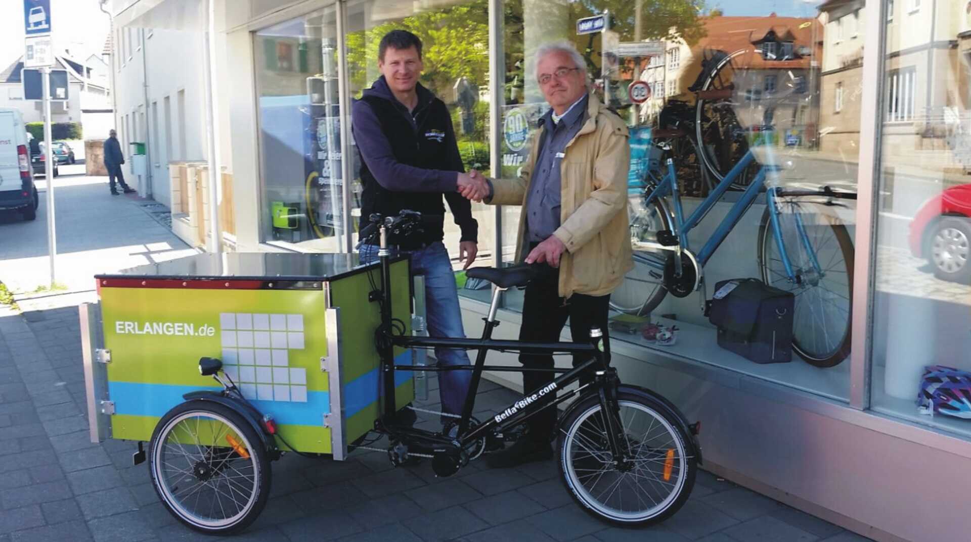 Herr Jürgen Schreiber mit Herrn Kaluzer von der Stadt Erlangen mit dem Lastenrad