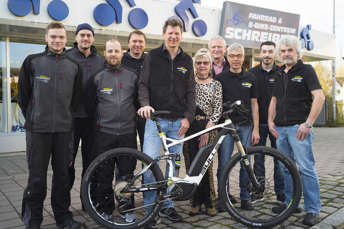 Alle Mitarbeiter vom Fahrrad Schreiber vor dem Fahrradladen in Erlangen