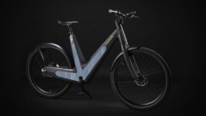 Schwarzes Fahrrad mit solarzellen