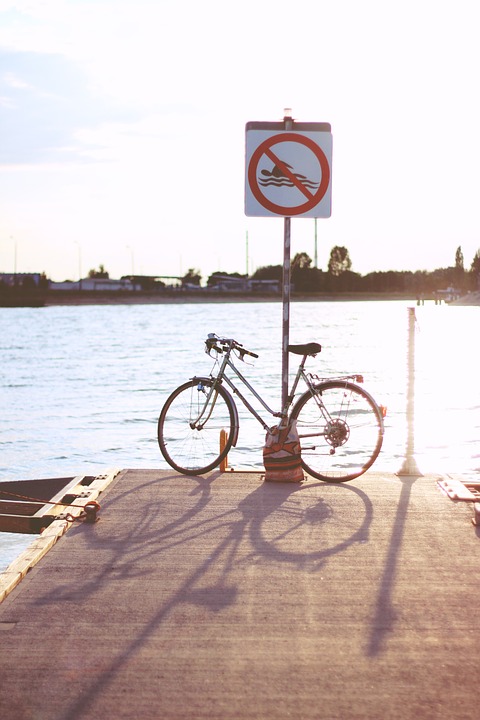 Altes Fahrrad an einem Straßenschild gelehnt