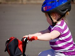 Kind auf Fahrrad mit Helm