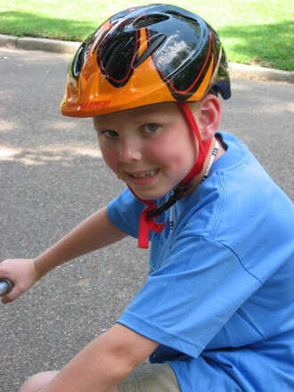 Kind auf Fahrrad mit Helm