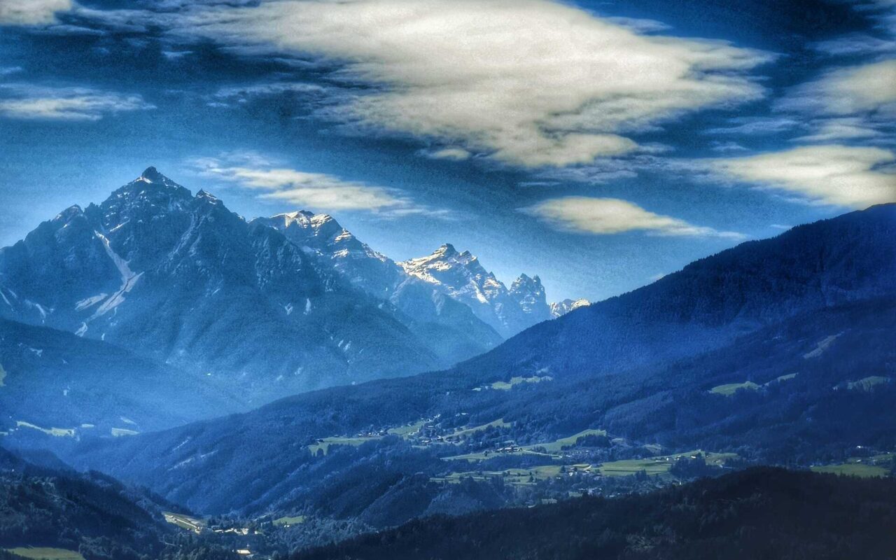 Bild in den Bergen. Im Hintergrund schneebedeckte Gipfel
