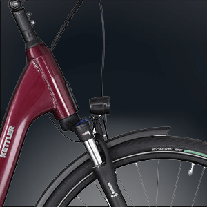 Ein 30 Lux LED-Scheinwerfer bietet helle Beleuchtung und verbessert die Sicherheit von Fahrradfahrern in der Dunkelheit.