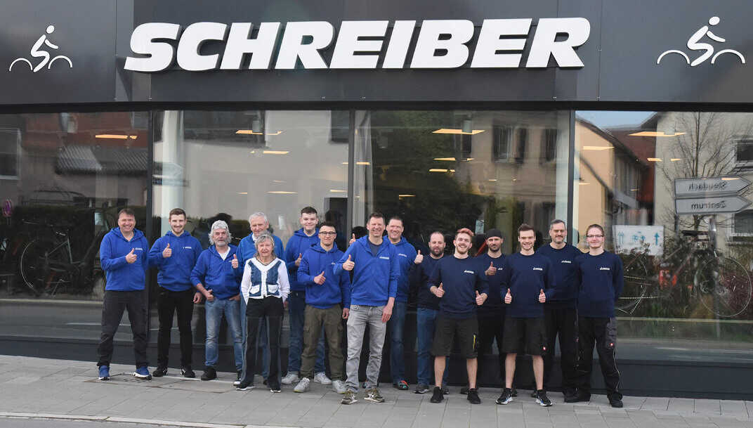Alle Verkäufer und Mechaniker auf einem Team Foto