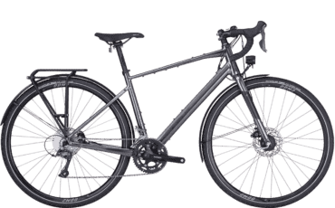 Ausgesattes Gravel Bike mit Licht und Schutzblechen