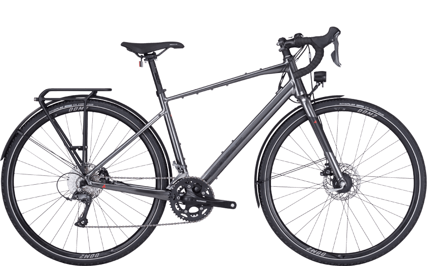 Ausgesattes Gravel Bike mit Licht und Schutzblechen