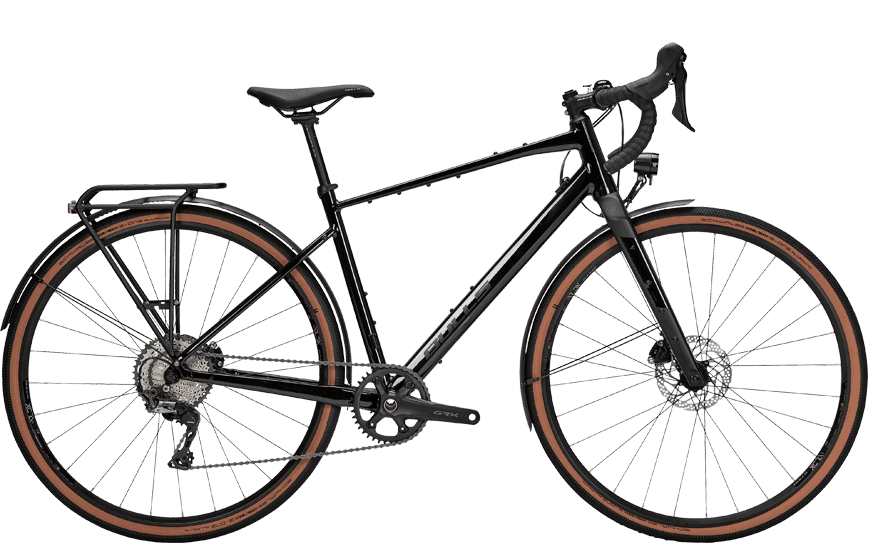 Ausgesattes Gravel Bike mit Licht und Schutzblechen