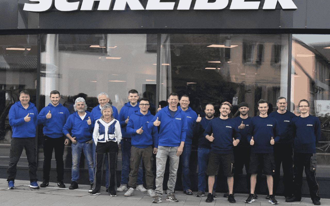 Bike Center Schreibers Team vor dem neuen Bike Center Glückliches Team Bild vor dem neu erichteten Bike Center