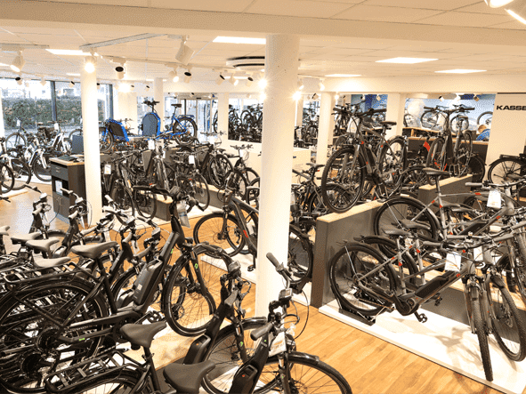 Bike Center Schreibers großer neuer E-Bike Verkaufsraum mit vielen Modellen und Marken. 