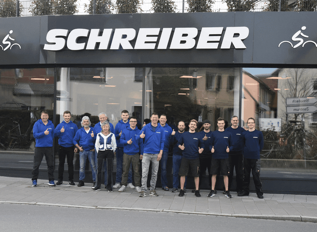 Team Bild 2022 Team BIld aus dem Jahr 2022 passend zum Beitrag 90 Jahre Bike Center