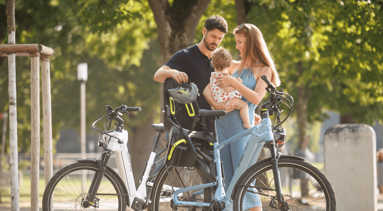 Junge Familie am Bodensee mit Zwei GPS getrackten ZEMO Ebikes