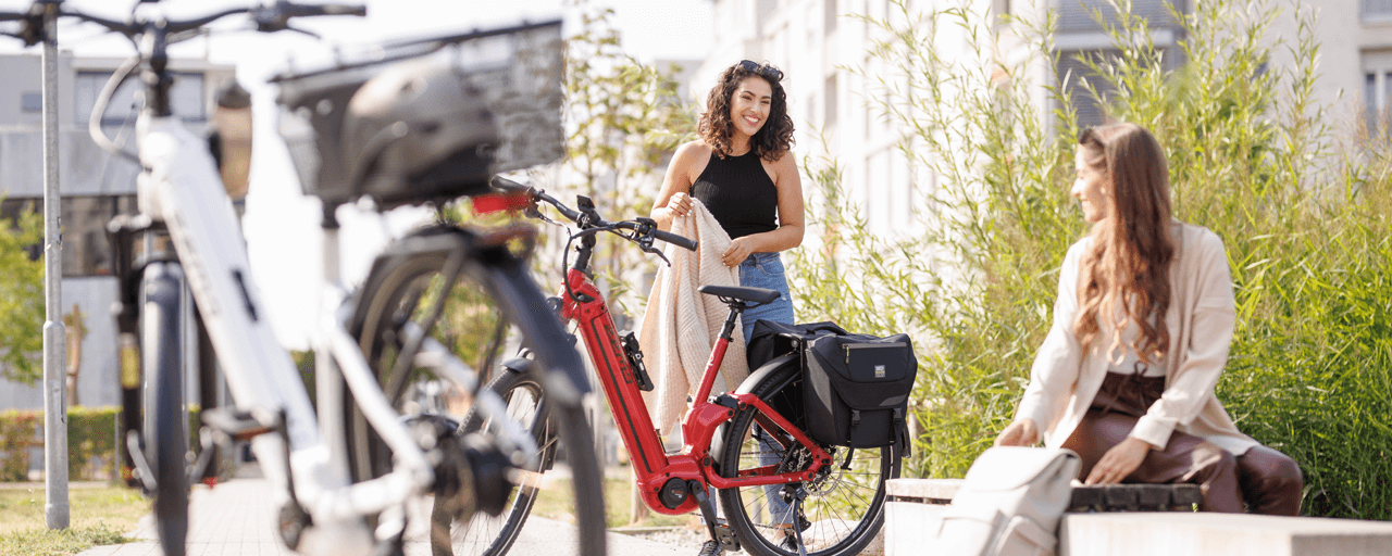 Zwei junge Frauen die sich über Ebikes unterhalten