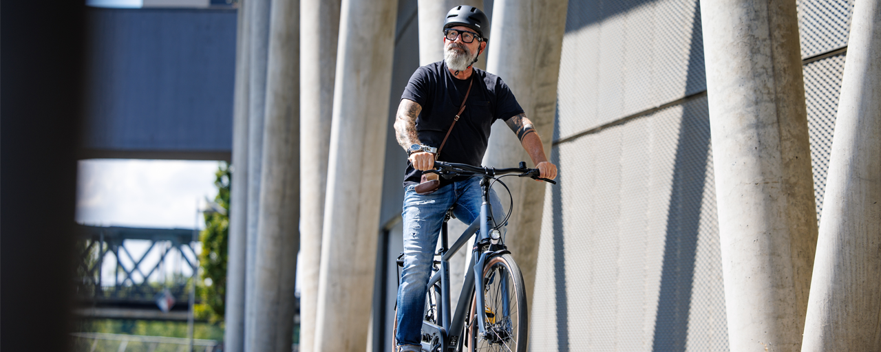 Ein Mann fährt auf seinem Fahrrad bei schönem Wetter