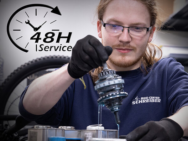 Ein Mechaniker beim Getriebeservice