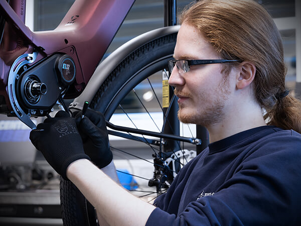 Ein Mechaniker repariert einen Motor