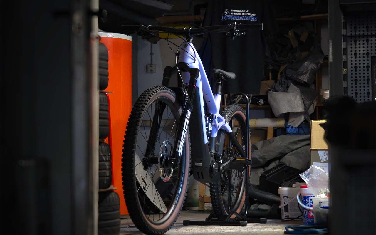 Ein E-Bike steht im Keller und wartet darauf gewartet zu werden.