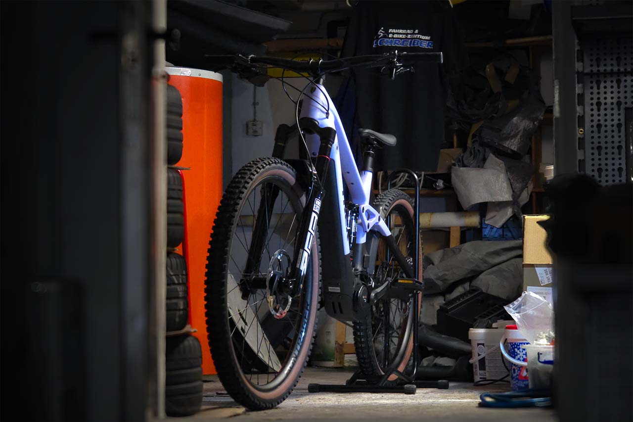 Ein E-Bike steht im Keller und wartet darauf gewartet zu werden.